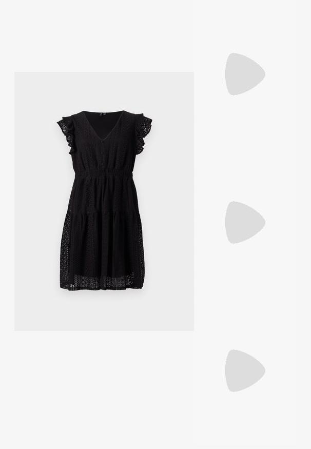 Μαύρο φόρεμα με V λαιμόκοψη, κοντά βολάν μανίκια και σμιλευμένη μέση. Διαθέτει μοτίβα από τρυπούλες και σχέδιο με στρώσεις στην φούστα.; Μαύρα πατεντέ δερμάτινα γοβάκια slingback με μυτερή μύτη και γεωμετρικό τακούνι. Έχουν κομψό, μινιμαλιστικό σχέδιο και λεία υφή.; Μαύρη δερμάτινη tote τσάντα με λείο υφή, καμπύλο σχήμα και μία ρυθμιζόμενη ζώνη. Διαθέτει μεγάλη άνοιγμα στην κορυφή.; Χρυσά σκουλαρίκια με υφή, κυματιστά σχήματα. Περιλαμβάνουν γλυπτικά κλιπ-σε σκουλαρίκια και σχέδιο ανοιχτού σκουλαρικιού με σφυρήλατη επιφάνεια.