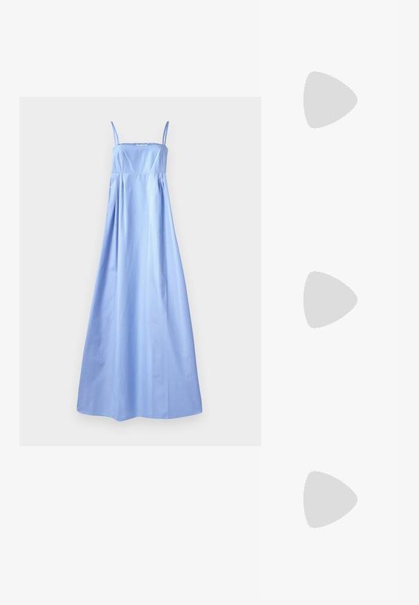 Jasnoniebieska, bezrękawnikowa sukienka maxi z cienkimi ramiączkami, dopasowanym gorsetem, marszczoną talią i zwiewnym dołem. Wykonana z gładkiego materiału, z minimalnymi detalami.; Czarne skórzane baletki z zaokrąglonym noskiem, gładką fakturą, minimalnymi przeszyciami i elastycznym designem podeszwy.; Okulary w kolorze tortoiseshell z owalnymi soczewkami i gładkim, eleganckim wykończeniem. Posiadają cienkie boki z delikatnym łukiem w okolicy skroni. Przezroczyste soczewki.; Nanushka JEN czarny