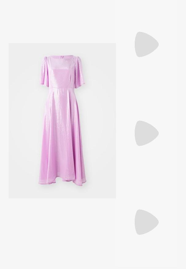 Rochie lungă de culoare roz, confecționată dintr-un material lucios cu paiete, are mâneci scurte tip puff și un corp fit, trecând într-o fustă evazată.; Sandale negre cu toc înalt au curele subțiri cu un design legat, un vârf pătrat neted și un toc stiletto elegant.; Geantă de aur cu o textură complicată din mărgele, accent cu logo triunghiular și o curea din lanț metalic. Formă rectangulară, design elegant.; Cercei din metal argintiu în formă de cerclu, cu o suprafață netedă și lucioasă și un design structurat, rotunjit. Prezintă un închizător cu balama pentru a asigura o purtare sigură.
