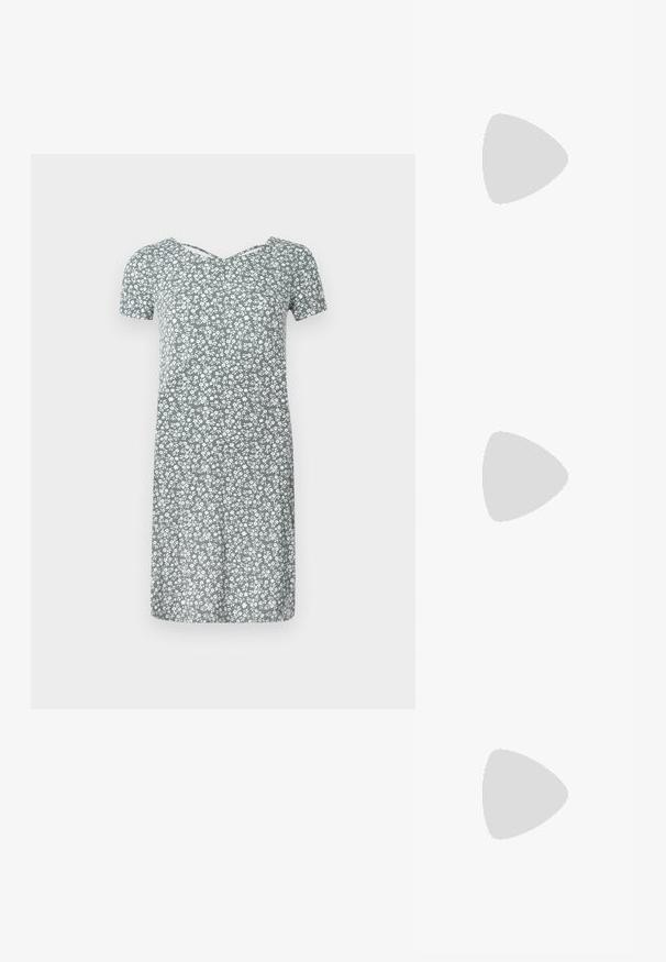 Robe à manches courtes en tissu vert clair avec un imprimé floral blanc, présentant un décolleté en V et une coupe décontractée, longueur genou.; Talons aiguilles blanches à bride arrière avec un bout pointu, un dessus lisse, un petit talon carré et un design avec découpes latérales et sangle réglable.; Lunettes de soleil rondes avec verres sombres et monture en or. Le modèle porte un cardigan à côtes bleu clair avec des boutons et des manches blanches contrastantes.; Porte-monnaie Michael Kors en toile enduite beige avec un motif répété de logo MK, des accessoires en or et une bandoulière en chaîne amovible.