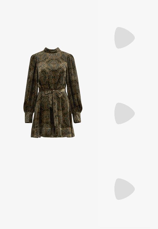 Robe verte à motifs avec de longues manches bouffantes, un col haut et une ceinture à la taille. Elle présente une texture en velours et des motifs floraux en or et marron.; Talons hauts en cuir noir avec un bout pointu, dotés d'un talon fin et d'un accent en ton or sur la lanière réglable. Texture lisse.; Sac à main en cuir noir avec un design structuré, featuring une forme cropped, une poignée supérieure et des accents en matériel doré. Bandoulière réglable incluse.; Boucles d'oreilles en métal argenté avec une surface lisse et brillante et un design structuré et arrondi. Présentent un fermoir à charnière pour un port sécurisé.