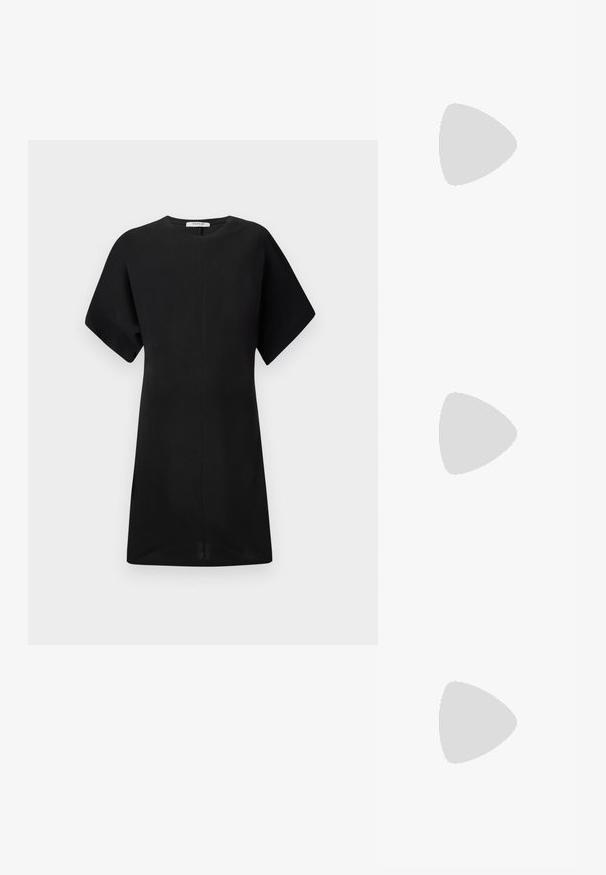 Fekete, rövid ujjú ruha kerek nyakkivágással, egyenes sziluettel és sima textúrával. Középen futó varrást tartalmaz a frontján.; Bershka Magas sarkú szandálok - black; Fekete téglalap alakú szemüveg, tiszta lencsékkel, elegáns fekete kerettel és szürke áttetsző szárakkal. Minimalista dizájn, látható márkajelzés nélkül.; Világoskék kézitáska, strukturált kialakítással, két fogantyúval és ezüstszínű fémzárral. Texturált anyag és éles sarkok.