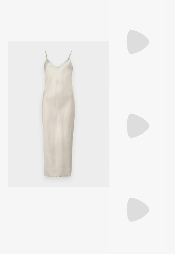 Sukienka satynowa w jasnobeżowym kolorze, z cienkimi regulowanymi ramiączkami, dekoltem w kształcie litery V oraz prostą, długą sylwetką sięgającą podłogi o gładkiej fakturze.; Czarne skórzane szpilki typu slingback z ostrym noskiem, posiadające smukły obcas i złoty akcent na regulowanym pasku. Gładka tekstura.; Czarna skórzana torebka o strukturalnym designie, z przyciętą formą, górnym uchwytem i złotymi akcentami. W zestawie regulowany pasek na ramię.; Srebrne kolczyki-hoop o gładkim, zakrzywionym designie. Posiadają błyszczące metaliczne wykończenie i zapięcie na sztyft. Brak widocznych wzorów lub akcentów.