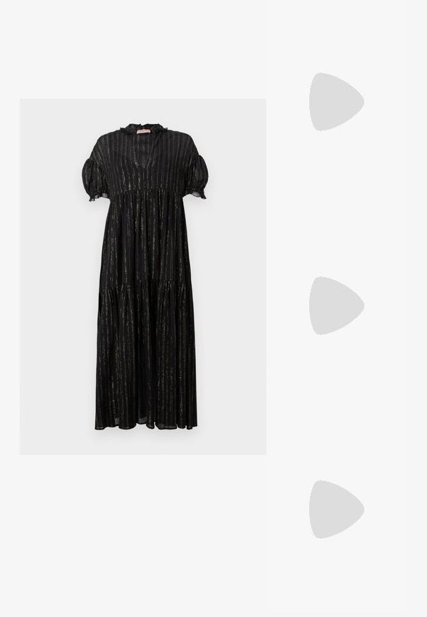 Juoda suknelė su trumpomis pūstomis rankovėmis, V formos iškirpte ir daugiasluoksniu dizainu. Apipinta vertikalėmis auksinėmis juostomis ir nėrinių akcentais palei iškirptę.; Juodos aukštakulnės sandalai pasižymi plonyčiais dirželiais su mazgo dizainu, lygiu kvadratiniu pirštu ir elegantišku stiletto kulnu.; Šviesiai pilka metalinė rankinė su grandinėlės dirželiu, papuošta mažais apvaliais metaliniais smeigėmis ir trikampiu prekės ženklu.; Sidabrinės auskarai žiedai su lygiu, blizgiu paviršiumi. Suapvalinta forma, lengvas dizainas, su uždarymu ant smeigtuko.