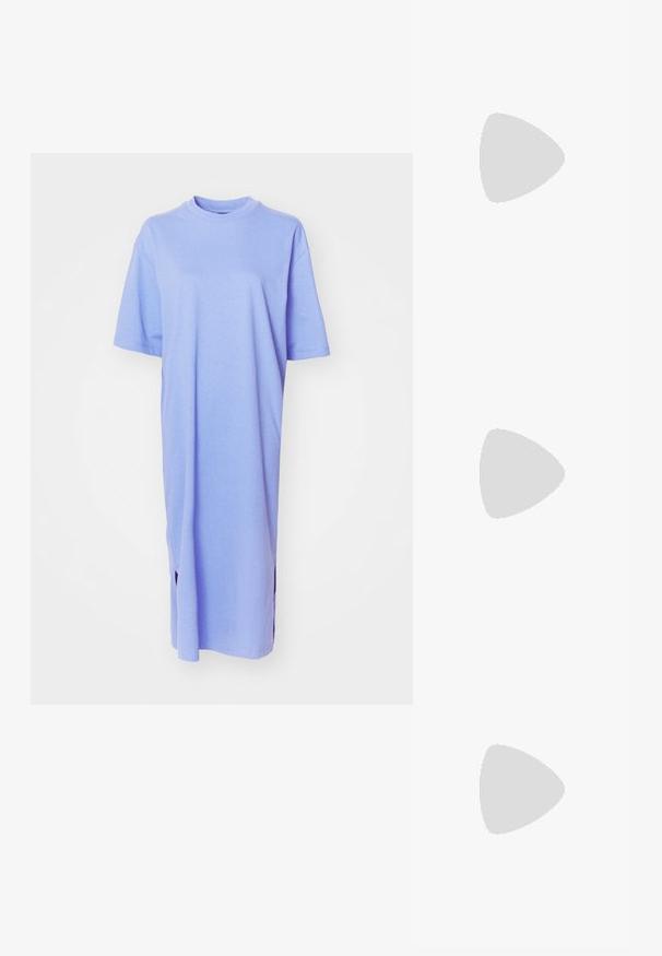Lys lilla T-skjortekjole med korte ermer, rund hals og sideslit. Laget av mykt stoff, med et avslappet, rett snittdesign.; Svarte patentlær slingback hæler med spiss tå og geometrisk blokk hæl. Har et stilrent, minimalistisk design og jevn tekstur.; Svart lærveske med en buet form, avtagbar stropp og gullbeslag. Vesken har et klaff med spenne-detall.; Gullfargede øredobber med teksturerte, bølgete former. Inkluderer skulpturelle klipsstuds og åpen hoop-design med en hamret finish.
