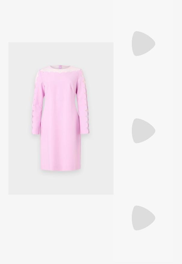Vestido rosa con mangas largas que presenta recortes en forma de ondas a lo largo de los hombros. Textura suave y diseño estructurado. Cuello redondo y cierre de cremallera.; Sneaker blanca con un acabado suave, acento negro en el talón y diseño de cordones. Presenta la marca "Calvin Klein" en el lateral. Estilo minimalista.; Bolso clutch de cuero negro con forma rectangular, textura suave, cierre plano y un pequeño asa en el lateral. Presenta un sutil logo.; Pendientes de metal plateado con formas redondeadas, con un acabado pulido y sutiles grabados de la marca "BOSS" en las secciones inferiores.