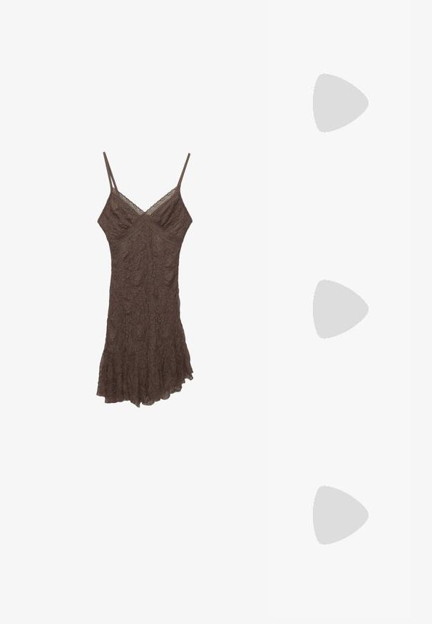 Bruine kanten cami-jurk met dunne bandjes, V-hals, gestructureerde stof en een gerimpelde zoom. Fijne bloemenpatronen door het materiaal.; Zwarte gepolijste leren slingback hakken met een spitse neus, een ronde uitsnede en een blokhak. Voorzien van een gouden gespaccent.; Zwarte oversized zonnebril met gradient glazen, dikke montuur en gouden kettingdetails op de pootjes.; Zwarte handtas met gestructureerde vorm, gladde textuur en een metalen sluiting. Gecombineerd met brede zwarte broeken en sandalen met open teen op een houten vloer.