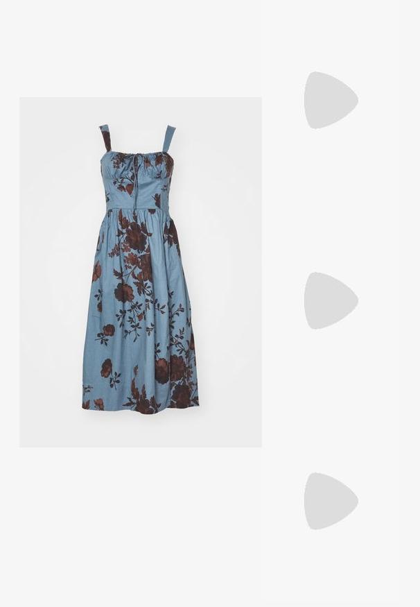 Šviesiai mėlyna be rankovių suknelė su rudais gėlių raštais, surinkta iškirptė ir laisvas sijonas, kuris krenta žemiau kelių.; Sidabriniai slingback aukštakulniai batai su smailia pavadinimu, metaliniu paviršiumi, dviem dekoratyvinėmis juostelėmis ir lieknu kulnu su juodu galiuku.; Sidabrinė metalinė rankinė su struktūrizuota forma, turinti viršutinę rankeną ir kaspiną priekyje. Lygi tekstūra, atspindinti apdaila.; Sidabrinis dvigubas žiedas su lygiu, poliruotu paviršiumi. Pasižymi sklandžiu, kreiptu dizainu su persipinančiomis dalimis, suteikiančiomis modernų išvaizdą.