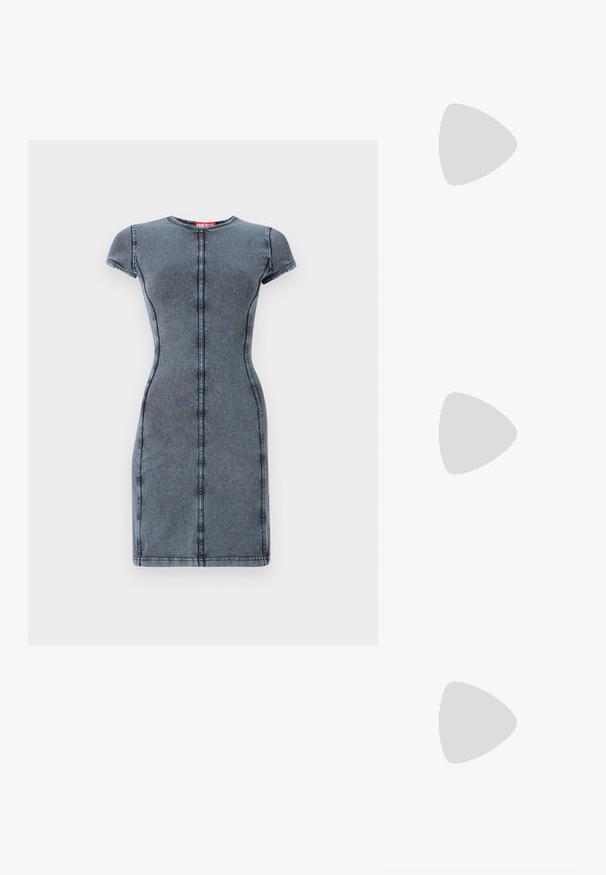 Vestido de ganga em cinza escuro com mangas curtas, decote redondo e detalhe de costura central. Textura suave, silhueta ajustada, até ao joelho.; As sandálias de salto alto pretas apresentam tiras finas com um design em nó, uma biqueira quadrada lisa e um elegante salto agulha.; Bolsa metálica cinza claro com uma alça de corrente, adornada com pequenos rebites metálicos circulares e um logótipo triangular da marca.; Brincos de argola prateados com um acabamento suave e brilhante. Forma arredondada, design leve, com fecho de pino.