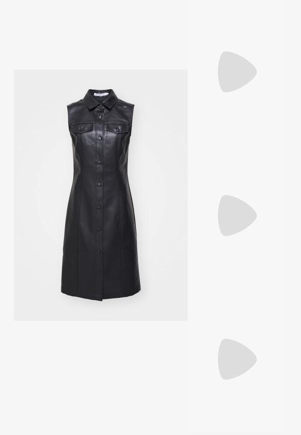Abito senza maniche in pelle nera con colletto, chiusura frontale a bottoni, due tasche sul petto e dettagli di cucitura verticale.; Sandali neri con tacco alto presentano sottili cinturini con design annodato, una punta quadrata liscia e un elegante tacco a spillo.; Borsa a mano metallica grigia chiara con tracolla a catena, impreziosita da piccoli chiodi metallici circolari e da un logo triangolare del marchio.; Orecchini a cerchio in argento con una finitura liscia e lucente. Forma arrotondata, design leggero, con chiusura a perno.