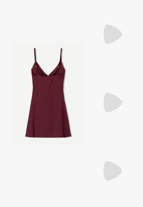 Burgundi színű, könnyű anyagból készült szopogós ruha, V kivágással, vékony pántokkal és fém díszítéssel a pántok közelében, bővülő aljjal.; Fekete sportcipők, velúrból és szintetikus anyagból készült felsőrésszel, három fehér csíkkal, textúrázott gumitalppal és kék logó címkével a nyelvén.; Napszemüveg téglalap alakú, sötétszürke lencsékkel, ezüstszínű fémkerettel és fekete műanyag végű szárakkal. Könnyű kivitel, orrpárnákkal.; Fekete bőrtáska téglalap alakú, lapos záródással és egyetlen vállpánttal. Simább felület jellemzi, minimalista fém kiegészítőkkel.