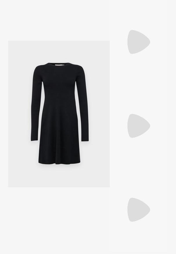 Calvin Klein Jeans CK INTARSIA  - Rochie tricotată - black; Sandale negre cu toc înalt au curele subțiri cu un design legat, un vârf pătrat neted și un toc stiletto elegant.; Ochelari de soare negri cu un design unghiular, tip cat-eye. Lentile argintii oglindite. Rame subțiri, ușoare din plastic, cu o marcă subtilă pe tâmple.; Cercei din metal argintiu cu o formă netedă, în formă de lacrimă și un finisaj lucios. Gravuri subtile adaugă detalii. Design minimalist.
