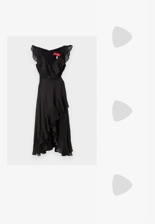 Vestido preto com mangas onduladas e bainha em camadas. Feito de tecido suave, apresenta um design de decote em V e uma silhueta fluida.; As sandálias de salto alto pretas apresentam tiras finas com um design em nó, uma biqueira quadrada lisa e um elegante salto agulha.; Bolsa metálica cinza claro com uma alça de corrente, adornada com pequenos rebites metálicos circulares e um logótipo triangular da marca.; Brincos de argola prateados com um acabamento suave e brilhante. Forma arredondada, design leve, com fecho de pino.