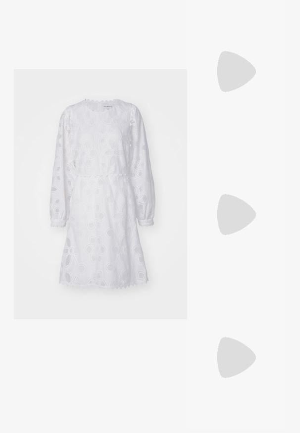 Valge kleit lilleliste tikanditega, ümmarguse kaelusega ja pikkade pufstega. Omab lainelist hemmi ja taljejoont, et luua vormi. Kerge kangas.; Elleme ASYMMETRIC STRAP - Kontsaga tagant lahtised kingad - white; Musta nahk käekott, millel on frantsiisid, kuldne ahelsanga ja lõigatud käepide. Esiosas on logot.; Hõbedatoonilised kõrvarõngad, millel on laineline, abstraktne disain, kaunistatud väikeste sädelevate kristallidega. Kindel nööpkinnitus.