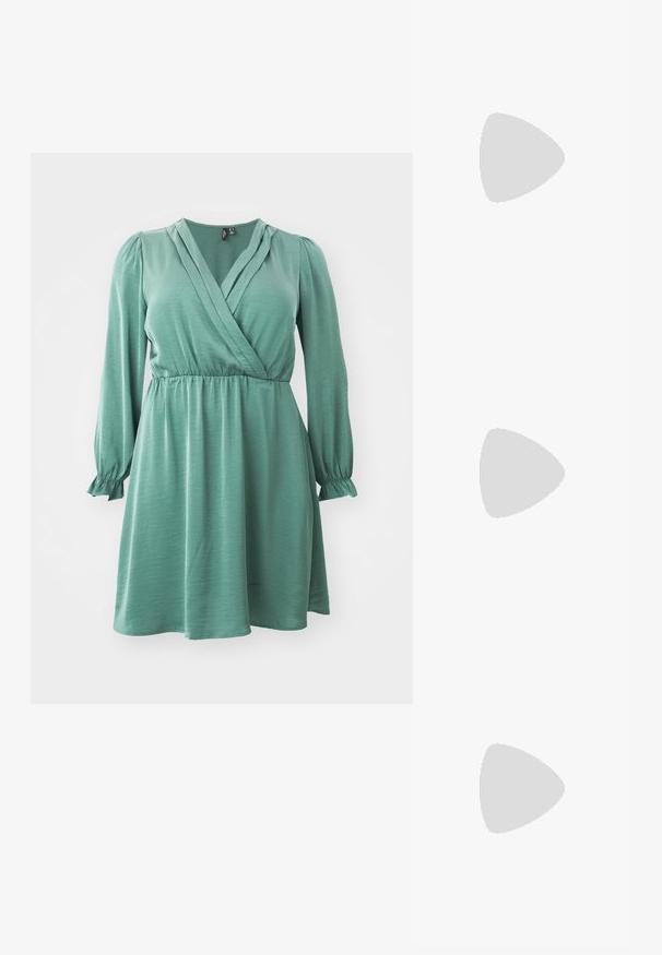 Vihreä kietaisumekko, joka on valmistettu sileästä kankaasta. Tässä mekossa on pitkät hihat joustavilla hihansuilla, V-pääntie sekä vyötäröllä istuva malli, joka laskeutuu levenevänä hameena.; Musta nahkainen ballerinatyyppinen kenkä, terävä kärki, minimalinen muotoilu, sileä pinta, matala korko, ei näkyvää metalliosaa tai koristeita.; Musta nahkainen olkalaukku, jossa on sileä pinta, suorakulmainen muoto ja metalliketju yksityiskohtana edessä. Mukana säädettävä hihna.; Hopeinen kaksinkertainen rengas, jossa on sileä, kiillotettu pinta. Siinä on sulava, kaareva muotoilu, jossa on päällekkäisiä osia modernin ilmeen saavuttamiseksi.