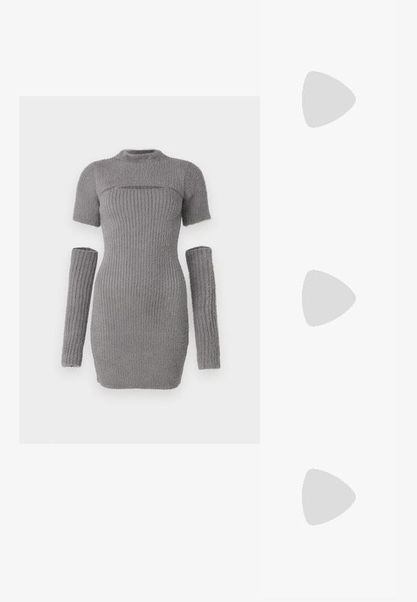 Robe grise à côtes avec manches courtes et longues pièces de bras séparées. Fabriquée en matériau doux et texturé, avec une silhouette ajustée et un col haut.; Des sandales noires à talons hauts avec des fines lanières au design noué, un bout carré lisse et un talon aiguille élégant.; Sac à main en métal gris clair avec une bandoulière en chaîne, orné de petits clous métalliques ronds et d'un logo de marque triangulaire.; Boucles d'oreilles en argent avec une finition lisse et brillante. Forme arrondie, conception légère, avec un fermoir à tige.