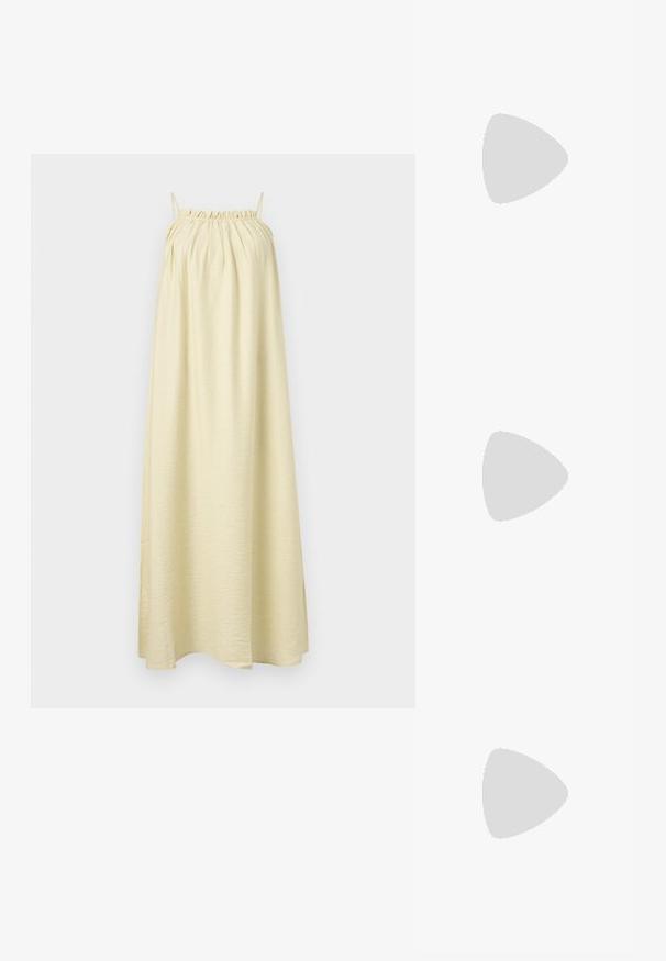 Bezramenné, dlhé šaty vyrobené z bledohnedého materiálu. Majú zhromaždený výstrih a hladkú, plynulú textúru. Jednoduchý, A-línkový strih.; Béžová lodička na opätku s otvorenou pätou, špičatou špičkou, čiernym lemovaním a prackou. Hladký materiál s matným povrchom, stredne vysoký blokový podpätok.; Priehľadné mačacie slnečné okuliare s hnedými šošovkami a prieshľadnými rámami. Modelka s vlečenou zelenou blúzkou a károvaným sako. Zlaté kruhové náušnice.; Biela syntetická kabelka s trojuholníkovým tvarom, plochým predným klapkou a detailom mašle, nastaviteľným popruhom, hladkou textúrou a minimalistickým dizajnom.