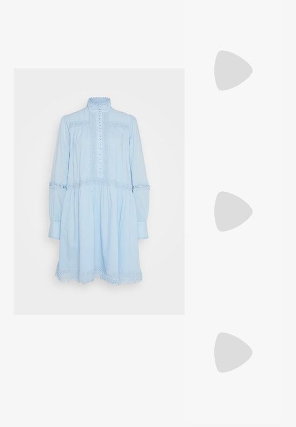 Ljusblå klänning med långa ärmar, hög krage och knappprodukt. Har spetsdetaljer vid fållen och ärmarna, tillverkad av mjukt tyg.; Svart lackläder slingbacksko med spetsig tå, ankelremmar med silverfärgade spännen och detaljer samt en smal klack.; Guldfärgad metallhandväska med en strukturerad design, slät textur och justerbar rem. Har en unik triangulär form och minimalistisk sömnad.; Örhängen i guldton med texturerade, vågiga former. Inkluderar skulpturala clip-on-stift och öppen hoop-design med hamrad finish.