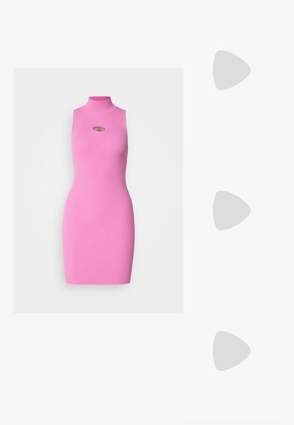 Abito aderente senza maniche in tessuto a coste di un brillante colore rosa. Design con collo alto caratterizzato da un piccolo taglio e dettaglio in logo metallico sul petto.; Sandali neri con tacco alto presentano sottili cinturini con design annodato, una punta quadrata liscia e un elegante tacco a spillo.; Borsa a mano metallica grigia chiara con tracolla a catena, impreziosita da piccoli chiodi metallici circolari e da un logo triangolare del marchio.; Orecchini a cerchio in argento con una finitura liscia e lucente. Forma arrotondata, design leggero, con chiusura a perno.