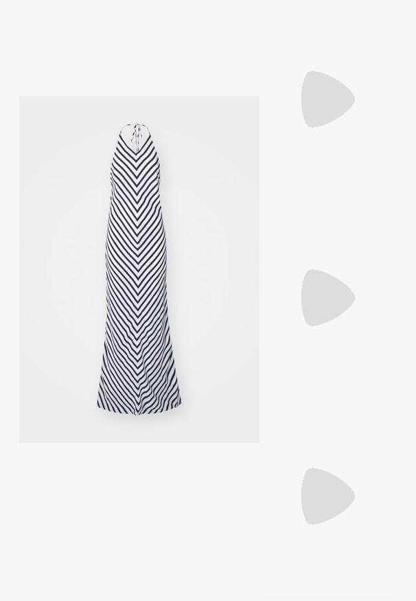 Marinblå och vitrandig långklänning med halterneck, chevronmönster och en flödande design med rundad nederkant.; Beige mockasinsandaler med ett tåringsfäste, öppna sidor och ett brett ankelfäste med en gyllene spänne. Platt brun sula med en lätt kant.; Brun läder hobo-väska med en böjd siluett, platt axelrem och en guldfärgad hårdvarudetalj framtill. Slät textur.; Guldtonade metallörhängen i en kurvad, avlång form. Har en slät, glänsande yta och en rundad spets för en extra detalj.