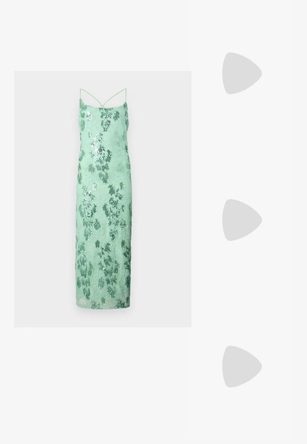 Mintgrünes, mit Pailletten besetztes Kleid in Bodycon-Passform, mit Spaghettiträgern, Blumenmuster und glatter Textur, das bis zur Mitte der Wade reicht.; Schwarze Lackleder Slingback-Absätze mit spitzem Zeh und kleinem Blockabsatz, ausgestattet mit einem silbernen Schnallenakzent am Riemen.; Schwarze Lederhandtasche mit geschwungener Form, abnehmbarem Tragegurt und goldenen Beschlägen. Die Tasche verfügt über einen Deckel mit einer Schnallen-Details.; Goldfarbener Ring mit einem organischen, gedrehten Design, glatter Oberfläche und sich verjüngenden Enden, was ein modernes, skulpturales Erscheinungsbild erzeugt.