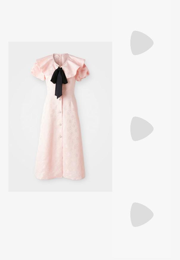 Vestido midi de jacquard floral en rosa claro con mangas abullonadas, cuello con volantes, lazo negro en el cuello y cierre de botón de cristal en la parte delantera.; Blusa corta de manga corta color rosa con mangas abullonadas y dos grandes lazos negros con centros decorativos en la parte delantera.; Zapatos de bailarina con un exterior de purpurina rosa, ribete y acentos de cuero azul, que cuentan con lazos en correas ajustables y un pequeño tacón negro.; Pendientes plateados en forma de arco con un acabado pulido. Incluyen una superficie texturizada y un diseño curvado, con un cierre de palanca.