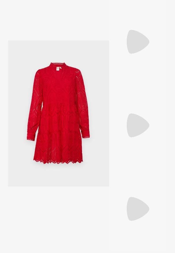 Röd klänning med flera lager, långa ärmar, hög hals och intrikata utskärningar med vågiga kanter. Tillverkad av lättviktig tyg.; Svarta lackläder slingback klackar med spetsig tå och geometrisk klack. Har en elegant, minimalistisk design och slät yta.; Svart läderhandväska med en böjd form, avtagbar rem och guldiga detaljer. Väskan har ett lock med en spänndetalj.; Ring i guldutförande med en organisk, vriden design, slät yta och avsmalnande ändar, vilket ger ett modernt, skulpturalt utseende.