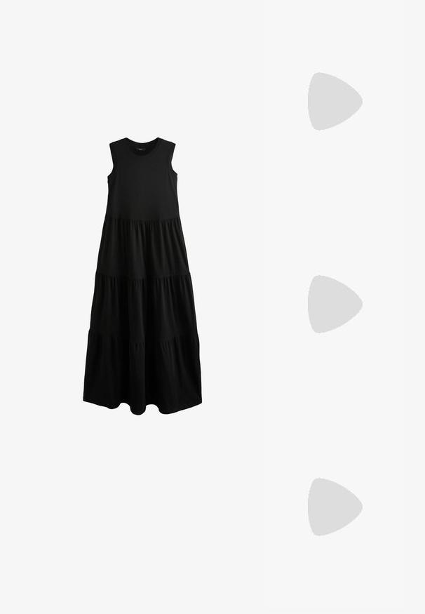 Next - Sukienka z dżerseju; Czarne lakierowane buty na wysokim obcasie typu slingback z wysmuklonym noskiem, regulowanym paskiem na kostce i otwartymi bokami. Gładka faktura.; Czarne oversize okulary przeciwsłoneczne z gradientowymi soczewkami, grubymi oprawkami i złotym łańcuszkiem na ramionach.; Czarna torebka o usztywnionym kształcie, gładkiej fakturze i metalowym zapięciem. Połączona z szerokimi czarnymi spodniami i sandałami na otwartym palcu na drewnianej podłodze.