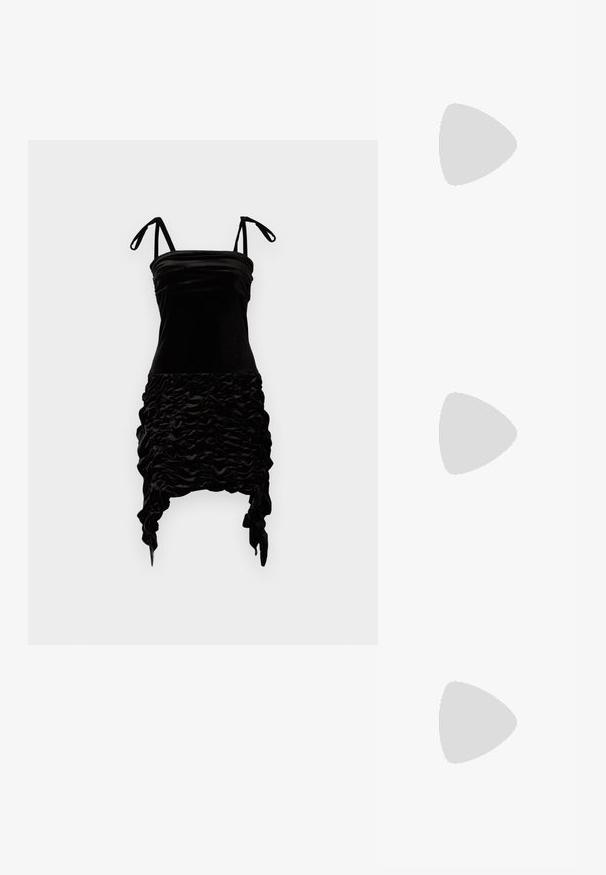 AVAVAV SMOCK DRESS - Koktélruha / Partiruha - velvet black; Fehér sportcipők fényes ezüst díszítéssel, sima felülettel, kerek orral, lapos talppal és hagyományos fűzős kialakítással.; Fémes ezüst színű crossbody táska geometrikus steppelt mintával, lapos fedéllel és állítható pánttal, ezüst színű fém kiegészítőkkel.; Arany színű fém fülbevalók csavart mintával, sima, fényes felülettel és lekerekített formákkal. Mindegyik körülbelül 5 cm hosszú.