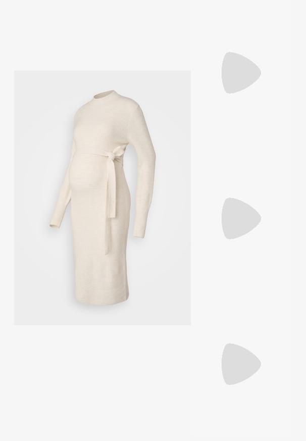 Abito premaman a coste di colore crema, con maniche lunghe, scollo rotondo e dettaglio con cintura da annodare in vita. Tessuto liscio, design aderente.; Scarpa slingback nera con punta affilata e tacco basso, realizzata in pelle liscia e con un design a taglio laterale per favorire la traspirabilità.; Borsa a spalla nera in pelle con due manici lunghi, forma rettangolare, superficie testurizzata e design minimalista. Nessun hardware o accenti visibili.; Orecchini a cerchio argentati con un design liscio e curvo. Presentano una finitura metallica lucida e una chiusura a perno. Nessun motivo o accentuazione visibile.