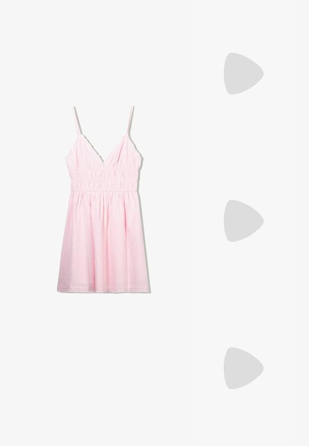 Vaaleanpunainen hihaton mekko syvällä V-päänteellä, smockattu vyötärö ja röyhelökoristeet olkaimilla. Kangas näyttää kevyeltä ja teksturoidulta.; Viininpunaiset mokkasneakerit, joissa on valkoiset kolme raitaa ja vaaleanbeigeä yksityiskohtia. Varustettu teksturoitulla kumipohjalla ja kultaisella brändäyksellä sivussa.; Pyöreät, ruskehtavat aurinkolasit, joissa on kiiltävä burgundinpunainen runko. Kapeat sivut, joissa on hienovarainen brändäys. Litteät linssit.; Ruskean kudottu nahkainen käsilaukku, jolla on löysä, kolmiomainen muoto. Varustettu punotulla kahvalla ja vetoketjukiinnityksellä ylhäällä.