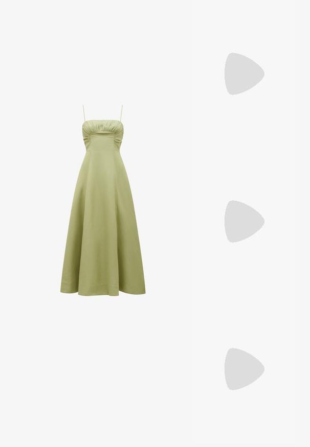 Robe verte midi avec un corsage ajusté, un détail froncé au niveau de l'encolure et des fines bretelles. Tissu lisse et léger.; Chaussure à talons hauts en cuir verni noir avec un bout pointu, une bride de cheville et un motif crocodile texturé. Design de talon carré.; Sac à main en cuir noir avec une forme structurée, présentant des clous dorés le long des bords et une bandoulière amovible avec des accents en métal doré.; Boucles d'oreilles dorées présentant des formes texturées et ondulées. Comprend des clips sculpturaux et un design de créoles ouvertes avec une finition martelée.