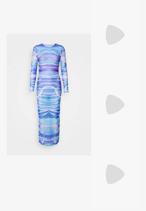 HOUSE OF JAFFA SEA - Laisvo kirpimo suknelė - light blue; Juodas odinis slingback batelis su smailiu pirštu ir auksine metaline nose. Pasižymi išpjovimo dizainu ir plonu kulnu su reguliuojamu dirželiu.; Maje MISS MINI - Rankinė per petį - noir; Aukso spalvos auskarai su keliais kaskadiniais grandinėlėmis, su skaidriais ovaliais kristalų akcentais ir dekoratyviniais auskarų priekiais.