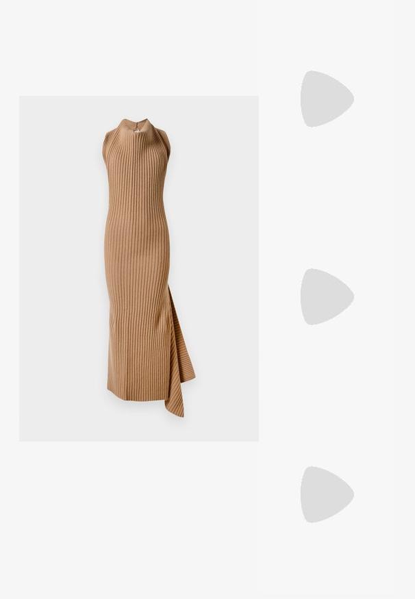 Rugalmas kötésű ruha meleg bézs színben, magas nyakkal és oldalszárral, testhez simuló szabással és sima textúrával.; Hosszú ujjú, világos bézs blúz kerek nyakkivágással. Puha anyagból készült, középső varrással és enyhén ívelt szegéllyel rendelkezik. Nincs rajta látható fémrész.; Barna bőrből készült bokacsizma négyzet alakú orral, texturált felülettel és alacsony, rakott sarkával. Hátsó húzófüllel és finom varrási részletekkel rendelkezik.; Barna krokodilbőr hatású bőr táska henger alakú, arany tónusú fémveretekkel és lecsatolható, szegecsekkel díszített pánttal.