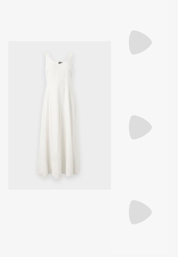 Rochie maxi albă, fără mâneci, confecționată dintr-un material ușor, având un corset ajustat și o fustă fluidă, cu un design minimalist și fără motive vizibile.; Adidași maro din suede cu accente și șireturi albe. Talpă din cauciuc de culoare caramel. Purtați cu șosete albe cu dungi negre. Pardoseală verde texturată.; Ochelari de soare din tortoiseshell cu rame rotunde, lentile întunecate și detalii cu logo auriu pe brațe. Material plastic neted, fără modele vizibile.; Geantă din piele împletită, de culoare maro, cu o formă triangulară, lejeră. Are un mâner împletit și închidere cu fermoar pe partea superioară.