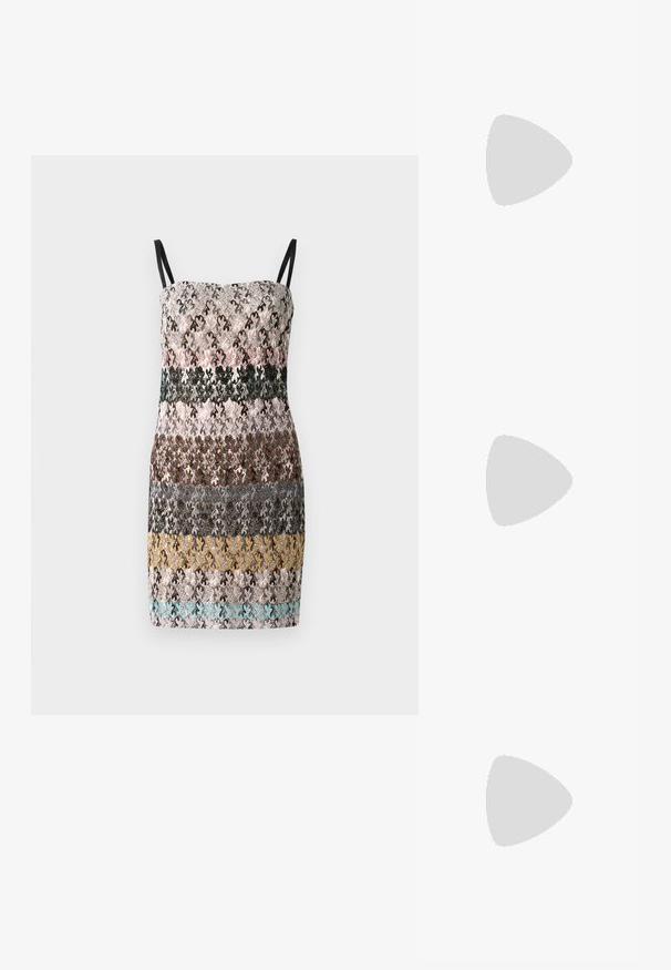 Rochie din dantelă cu bretele negre ajustabile, având un model floral multicolor în nuanțe de roz, verde, maro și galben. Croială scurtă.; Sandal cu toc kitten din piele neagră, cu curele subțiri, cataramă aurie și buclă minimalistă pentru degetele de la picioare, pe un fundal alb.; Ochelari de soare dreptunghiulari negri cu lentile gri, având accente geometrice aurii pe tâmple și o ramă din plastic lucios.; Scrunchie din mătase cu margini franjurate, având un design roz pe un fundal deschis și o margine albastră îndrăzneață. Formă circulară, textură moale.
