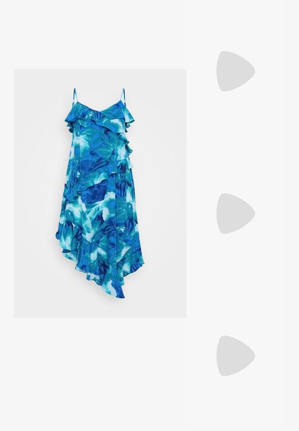 Blå blommig klänning med volanglager, tunna justerbara axelband och asymmetrisk fåll. Tillverkad av lätt, flödande tyg.; Svarta faux läderslingbacksandaler med krokodiltextur, fyrkantig tå och låg klack. Har tunna remmar som förbinder sulan.; Silver metallic handväska med en strukturerad form, utrustad med ett handtag upptill och en rosettdetalj på framsidan. Slät textur, reflekterande finish.; Silverörhängen i blommig form med texturerade kronblad, med stift-bakstängning och polerad yta för reflekterande kvalitet.
