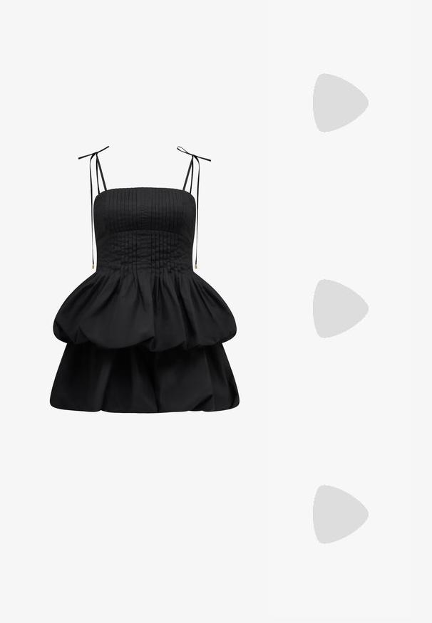 Robe noire avec un corsage plissé, des bretelles réglables et un ourlet superposé à volants. Fabriquée en tissu doux avec une silhouette structurée.; Chaussure à talon aiguille à bout pointu avec un schema de couleurs argent, or et nude. Fini brillant avec un design découpé, dotée d'un talon stiletto.; Pochette en métal argenté avec une forme douce et arrondie et un fermoir en haut noué. Fabriquée en simili cuir lisse.; Boucles d'oreilles en argent en forme de créoles avec un design torsadé, dotées d'une finition polie et d'une fermeture à poussoir. Mesurent environ 3 cm de diamètre.
