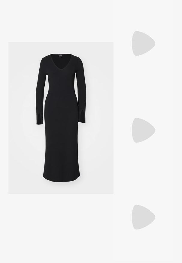 Vestito nero in maglia a coste con scollatura a V, corpino aderente, maniche lunghe e spacchi laterali. Lunghezza fino al pavimento, texture liscia, design minimalista.; Sandali neri con tacco alto presentano sottili cinturini con design annodato, una punta quadrata liscia e un elegante tacco a spillo.; Occhiali da sole neri con design angolare a occhio di gatto. Lenti argentate specchiate. Montatura in plastica leggera e sottile con marchio discreto sulle tempie.; Orecchini in metallo argentato con forma a goccia liscia e finitura lucida. Incisioni sottili aggiungono dettagli. Design minimalista.