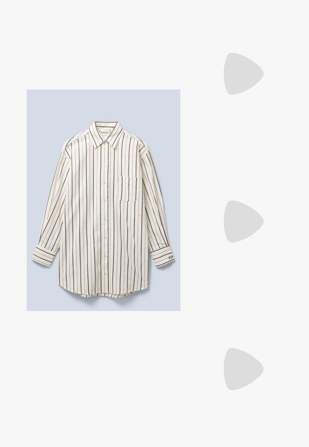 Langsleeve, button-up shirt van lichtgewicht stof, met verticale witte en bruine strepen, een borstzak en knoopsluiting bij de mouwen.; Zwarte gepatineerde leren slingback hak met een puntige neus en een slanke hak van gemiddelde hoogte. Gladde textuur met minimalistische ontwerpelementen.; Zwarte cat-eye zonnebril met een matte afwerking, voorzien van grijs getinte glazen, scherpe hoeken en slanke zijarmen. Merkennaam zichtbaar op de binnenarm.; Zwarte handtas van glad materiaal, met een gebogen vorm, een enkele schouderband en een gouden logo-accent aan de voorkant.