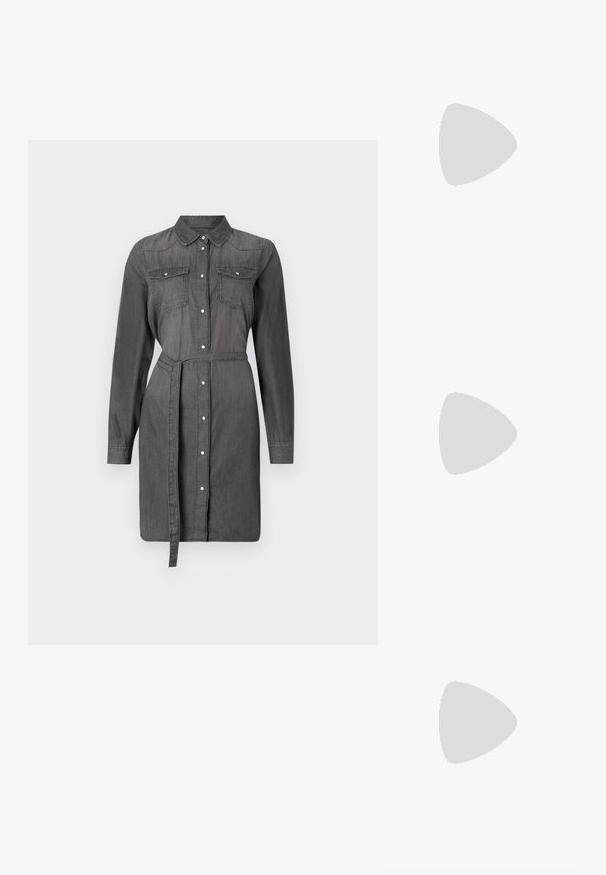 Robe chemise en denim gris foncé avec manches longues, devant à boutons, deux poches poitrine et une ceinture assortie à la taille. Texture lisse.; Chaussure à talon aiguille à bout pointu avec un schema de couleurs argent, or et nude. Fini brillant avec un design découpé, dotée d'un talon stiletto.; Pochette en métal argenté avec une forme douce et arrondie et un fermoir en haut noué. Fabriquée en simili cuir lisse.; Boucles d'oreilles en argent au design minimaliste. Forme circulaire, texture lisse et profil fin. Légères avec une finition polie.