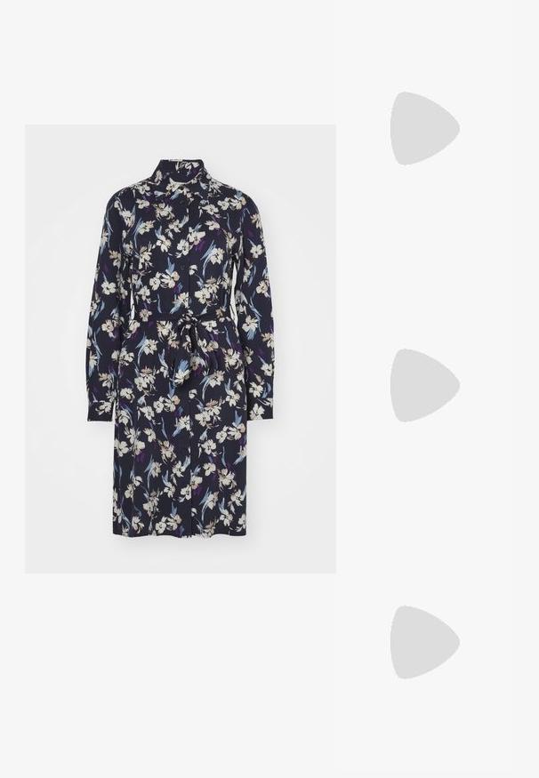 Abito floreale con maniche lunghe, colletto e vita cinturata. Presenta uno sfondo blu navy con motivi floreali bianchi, viola e blu.; Scarpa slingback nera in pelle con punta affusolata, tacco sottile e dettagli in metallo dorato sulla tomaia. Texture liscia e design strutturato.; Borsa a tracolla in pelle nera con finitura textured, dotata di due manici superiori, una tracolla rimovibile e un dettagli di chiusura in argento.; Orecchini a cerchio color oro con un design liscio e curvo. Realizzati in metallo, presentano una finitura elegante e una chiusura a perno.