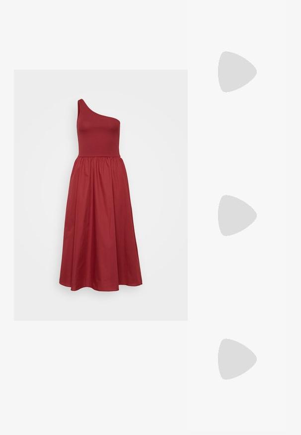 Robe asymétrique à une épaule en rouge riche, corsage ajusté, jupe mi-longue évasée, tissu lisse avec une texture subtile.; Sandales plates noires avec des brides tressées, des accents dorés, et un design minimaliste affichant une semelle fine et une boucle de cheville ajustable.; Lunettes de soleil noires en forme d'œil de chat avec une finition mate, dotées de verres teintés gris, d'angles aigus et de branches élégantes. Nom de la marque visible sur la branche intérieure.; Boucles d'oreilles en or en forme de rond lisse et arrondi. Équipées d'une petite fermeture à charnière, d'une apparence légère et d'une finition polie.