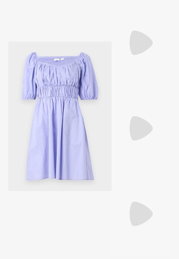 Robe lilas avec manches courtes bouffantes, corsage smocké et jupe fluide. Fabriquée en tissu léger, avec des détails froncés.; T-shirt en coton blanc avec un grand graphisme de homard rouge vif sur le devant. Manches courtes et design à col rond standard.; Baskets montantes en toile blanche avec semelle en caoutchouc noir, capuchon en caoutchouc à l'avant, et six œillets pour les lacets, présentant un design épuré et minimaliste.; Sac à main en cuir rouge avec un design angulaire et géométrique. Il dispose d'une seule sangle ajustable et d'une fermeture à rabat avec un detailing cousu.