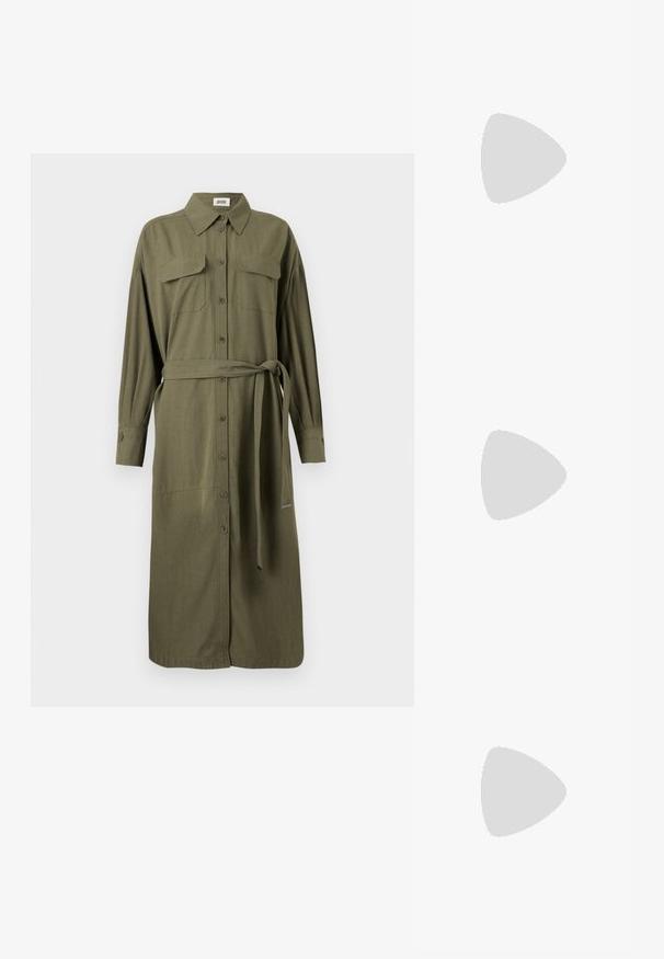 Vestito camicia verde oliva con colletto, maniche lunghe, due tasche sul petto, chiusura con bottoni sul davanti e una cintura coordinata in tessuto per la regolazione.; Tacchi slingback in pelle nera con punta affusolata, caratterizzati da un tacco alto e un accento dorato sulla cinghia regolabile. Texture liscia.; Borsa a mano in pelle nera con un design strutturato, caratterizzata da una forma corta, manico superiore e accessori in metallo dorato. Inclusa tracolla regolabile.; Orecchini a cerchio argentati con un design liscio e curvo. Presentano una finitura metallica lucida e una chiusura a perno. Nessun motivo o accentuazione visibile.