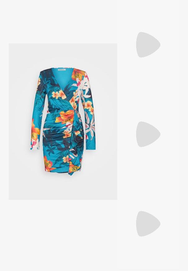 Guess EMILY - Laisvo kirpimo suknelė - multi-coloured; Bežiniai plokšti sandalai su keliais lieknais dirželiais ir reguliuojamu užsegimu. Padas plokščias, su lengvu tamsiu kontrastu krašte.; Balta odinė rankinė su išlenkta forma, su reljefiniu "CK" logotipu priekyje ir viena petneša. Užtrauktuko uždarymas viršuje.; Auksinės spalvos žiedas su lygiu, sukamu dizainu. Yra poliruotas paviršius ir suapvalinti kraštai, sukuriantys vientisą, sklandžią formą.