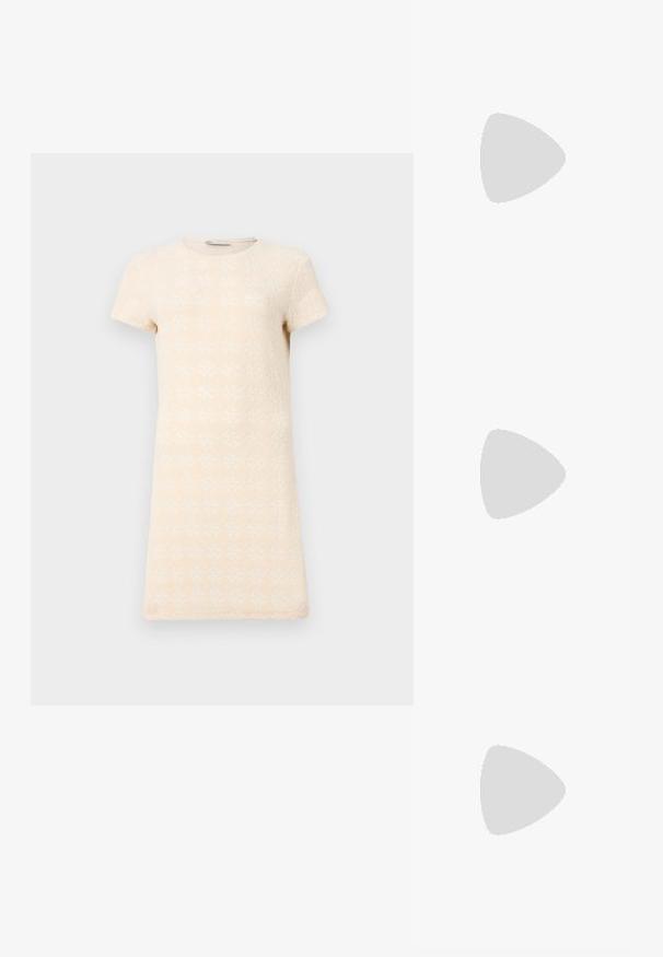 Kurzärmeliges Kleid in hellbeige mit einem strukturierten Muster aus Rauten. Schlichter, gerader Schnitt mit rundem Ausschnitt.; Braune gewobene Rutsch-Sandale mit abgerundeter Zehe, offenem Design, flacher Sohle und texturierter Oberfläche. Leichtes Material und minimalistisches Silhouette.; Schwarze quadratische Sonnenbrille mit dunklen Gläsern, ausgestattet mit goldenen Logo-Akzenten an den Bügeln und einem matten Finish. Winkeliges Design für einen mutigen Look.; Schwarze Lederhandtasche mit strukturierter rechteckiger Form. Verfügt über einen goldenen ovalen Verschluss und einen dünnen Schulterriemen. Glatte Textur.