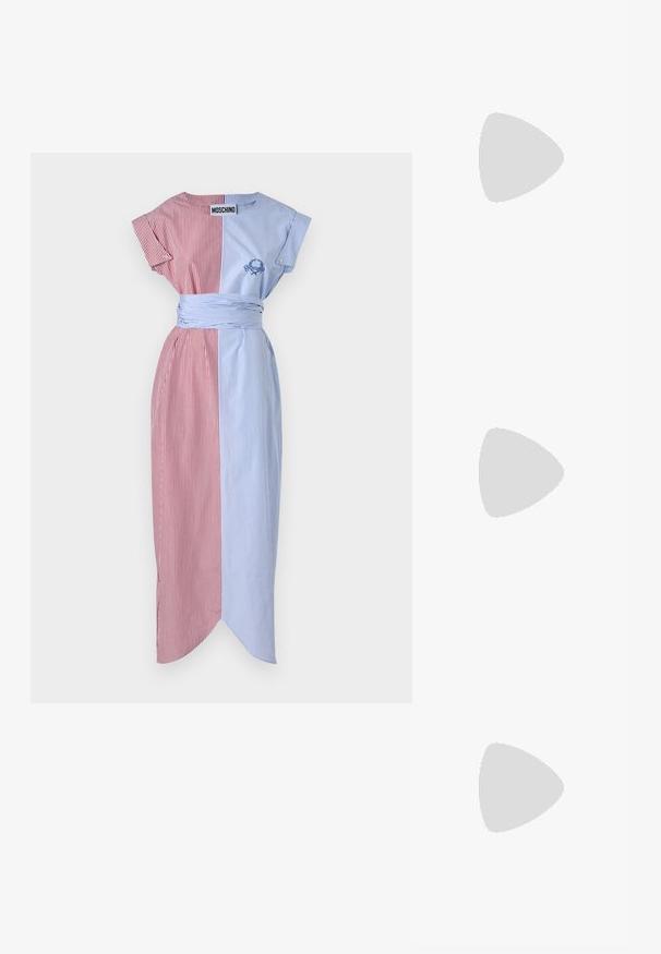 Rochie stripedă cu panouri roșii și bleumarin, mâneci scurte, cordon în talie, fante laterale și detalii brodate. Materialul pare a fi neted și ușor.; Balerini din piele neagră, cu vârf rotund, textură netedă, detalii de cusătură minimale și un design al tălpii flexibil.; Geantă de mână din piele neagră cu detalii din franjuri, curea de umăr din lanț auriu și un mâner cu tăietură. Prezintă plasarea logo-ului pe față.; Cercei aurii cu multiple lanțuri suspendate, având accente din rhinestone ovale clare și capete decorative cu tighel.