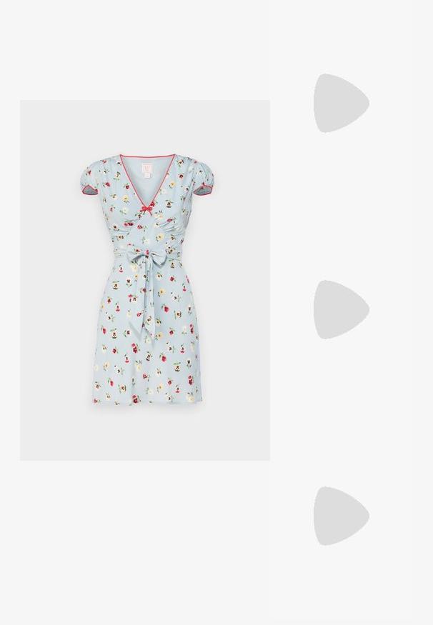 Rochie scurtă de culoare albastru deschis cu imprimeu floral, mâneci bufante, decolteu în V și margine roșie. Prezintă un detaliu cu talie legată, realizată dintr-un material neted.; Pantof metalic auriu cu toc, varf ascutit, curea pentru glezna cu un sistem de prindere circular si un design cu toc chunky. Textura neteda.; Geantă structurată albă, cu mânere scurte și curea de umăr, având accente din metal aurit și material texturat, expusă pe un fundal gri.; Set de cercei aurii, care include trei perechi: cercei ovale texturate, cercei cu design ondulat și cercei mari tip cerc cu straturi de rigle.