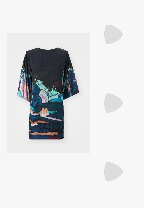 Robe noire à manches courtes avec un imprimé floral abstrait dans des teintes de bleu, rose et vert ; texture douce et coupe décontractée.; Chaussure à talon aiguille en cuir noir avec une empeigne à bout pointu, dotée de deux brides réglables et d'un talon métallique. Texture lisse et design minimaliste.; Sac fourre-tout noir en tissu rembourré, avec une texture ondulée, deux poignées robustes et une forme rectangulaire. Design simple et moderne.; Boucles d'oreilles carrées avec un centre bourgogne profond et un cadre texturé en ton doré. Surface lisse avec bords arrondis.